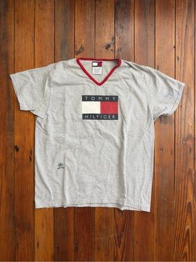 Vintage 90s / 00s Tommy Hilfiger large logo short sleeve vneck tshirt gray